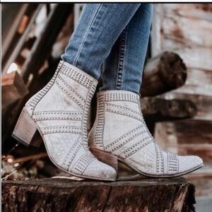 [Freebird by Steven] Natural Tan Nelle Studded Leather Embossed Ankle Boots Sz 7